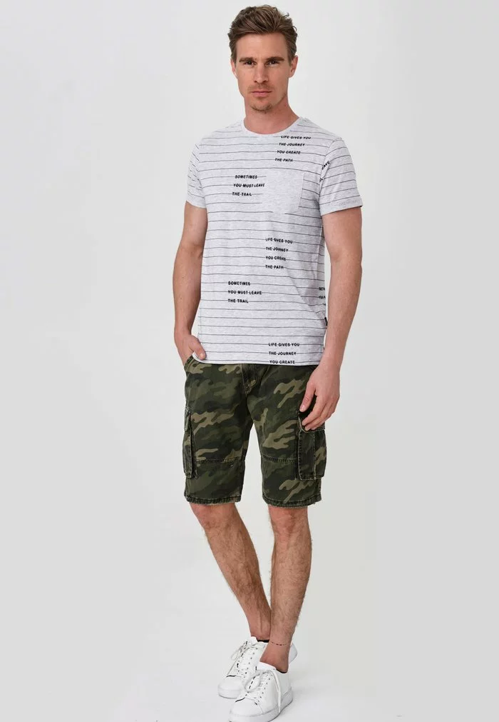 INDICODE JEANS BLIXT - Short - Mottled Dark Green 2 INDICODE JEANS BLIXT - Short - Mottled Dark Green – Image 2