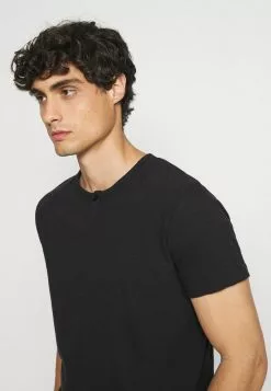 INDICODE JEANS COHEN - T-shirt Basique - Black -INDICODE JEANS Boutique 32c2eb7290dd4937a72842b3c477576a