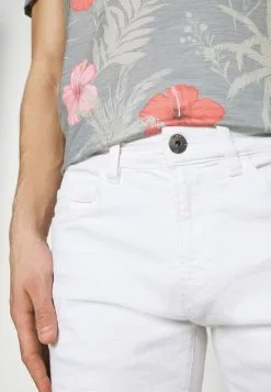 INDICODE JEANS KADEN HOLES - Short En Jean - Offwhite -INDICODE JEANS Boutique 8c3cec2d69944ddf8affc9463d364fbe
