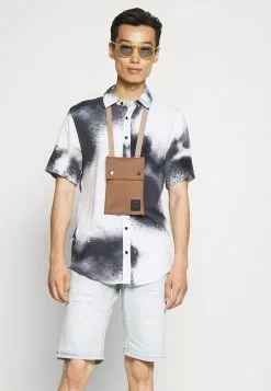 INDICODE JEANS KADEN HOLES - Short En Jean - Bleached Denim -INDICODE JEANS Boutique ce374ce8dec1451e9f09b4bc486eb8a0