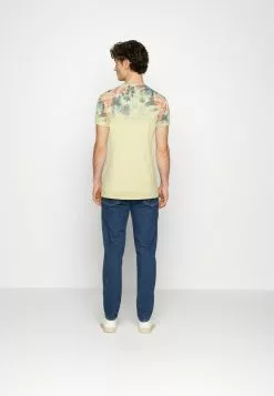 INDICODE JEANS PALENCIA - T-shirt Imprimé - Pale Banana -INDICODE JEANS Boutique d60ab4f6f95241eebab95327a2e6c97f